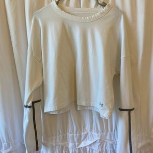 White under armor cropped long sleeve shirt